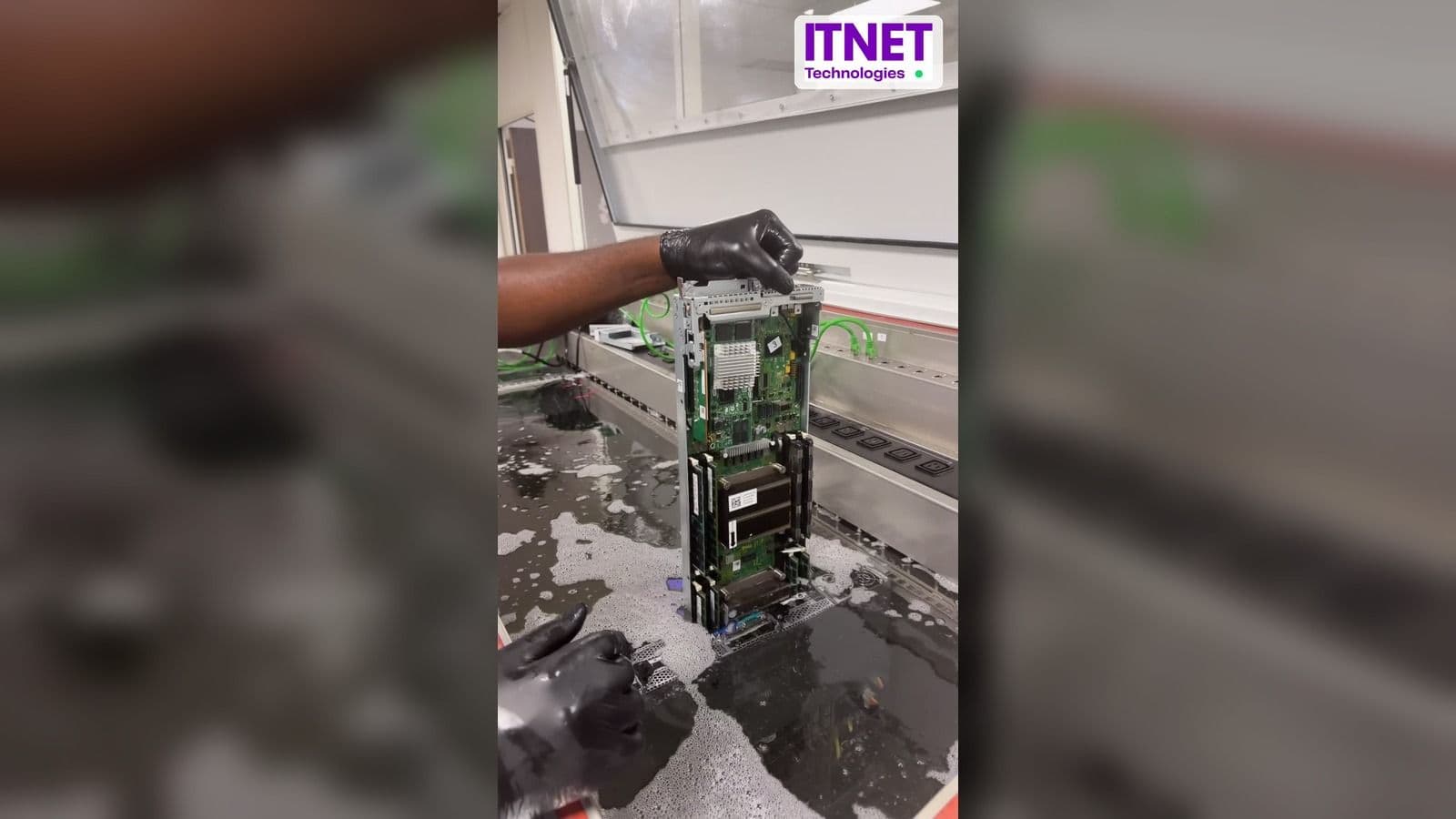 Vidéo : maintenance d'un serveur en immersion cooling